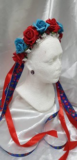 Ozdoby do vlasov - Kvetinová parta z červených a modrých kvetov, vhodná na čepčenie alebo redový tanec, doplnená stuhami s ľudovým motívom - 10527051_
