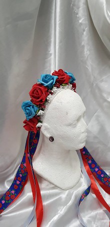 Ozdoby do vlasov - Kvetinová parta z červených a modrých kvetov, vhodná na čepčenie alebo redový tanec, doplnená stuhami s ľudovým motívom - 10527050_