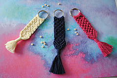 Kľúčenky - Darček - makramé kľúčenka alebo prívesok  (farba na želanie) - 10526458_