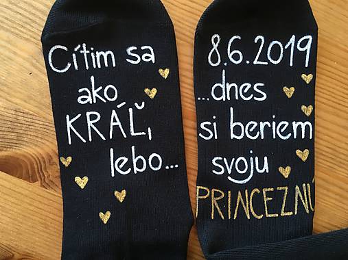 Maľované ponožky pre ženícha (biela + zlatá na čiernych ponožkách s menom princeznej)
