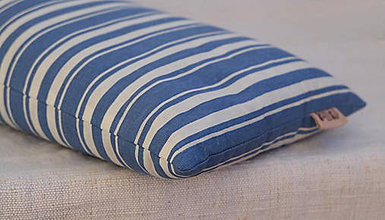 Úžitkový textil - Šupkový FILKI vankúš 40 cm (modro-biele pruhy) - 10525221_