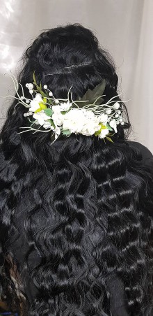 Ozdoby do vlasov - Biely svadobný kvetinový hrebeň do vlasov s perličkami - 10535127_