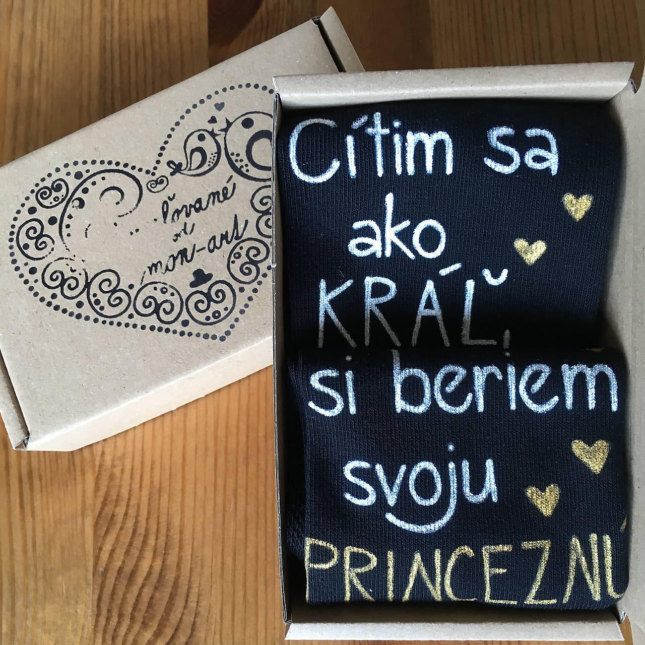 Maľované ponožky pre ženícha (biela + zlatá na čiernych bez mena princeznej)