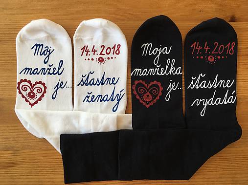 Maľované ponožky s nápisom: "Môj manžel (Moja manželka) je šťastne ženatý (vydatá)" (Biele + tmavomodré)