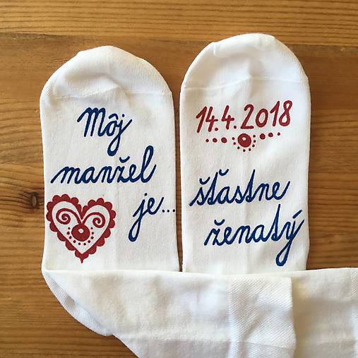 Maľované ponožky s nápisom: "Môj manžel (Moja manželka) je šťastne ženatý (vydatá)" (Biele + tmavomodré)