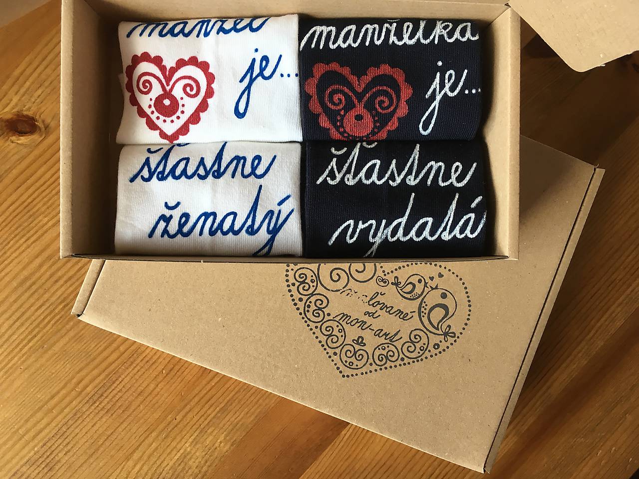 Darčeková sada maľovaných ponožiek s nápisom: "Môj manžel (Moja manželka) je šťastne ženatý (vydatá)" (Biele + tmavomodré)