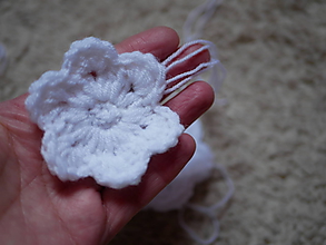 Materiál ručne robený - háčkovaný biely kvet - 10542590_