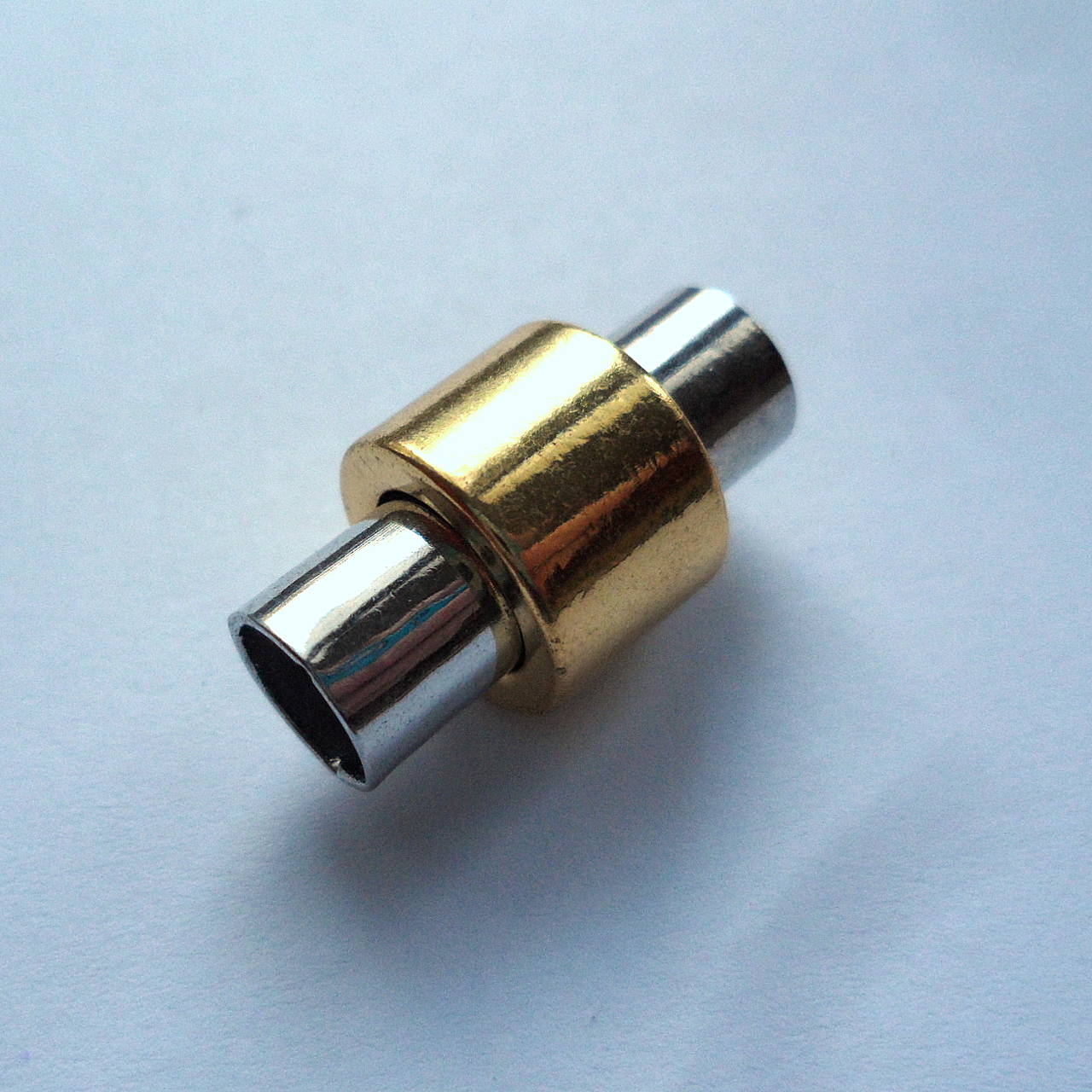 Magnet.zapínanie s otvorom-1ks (Ø6mm-strieb/zlatá)