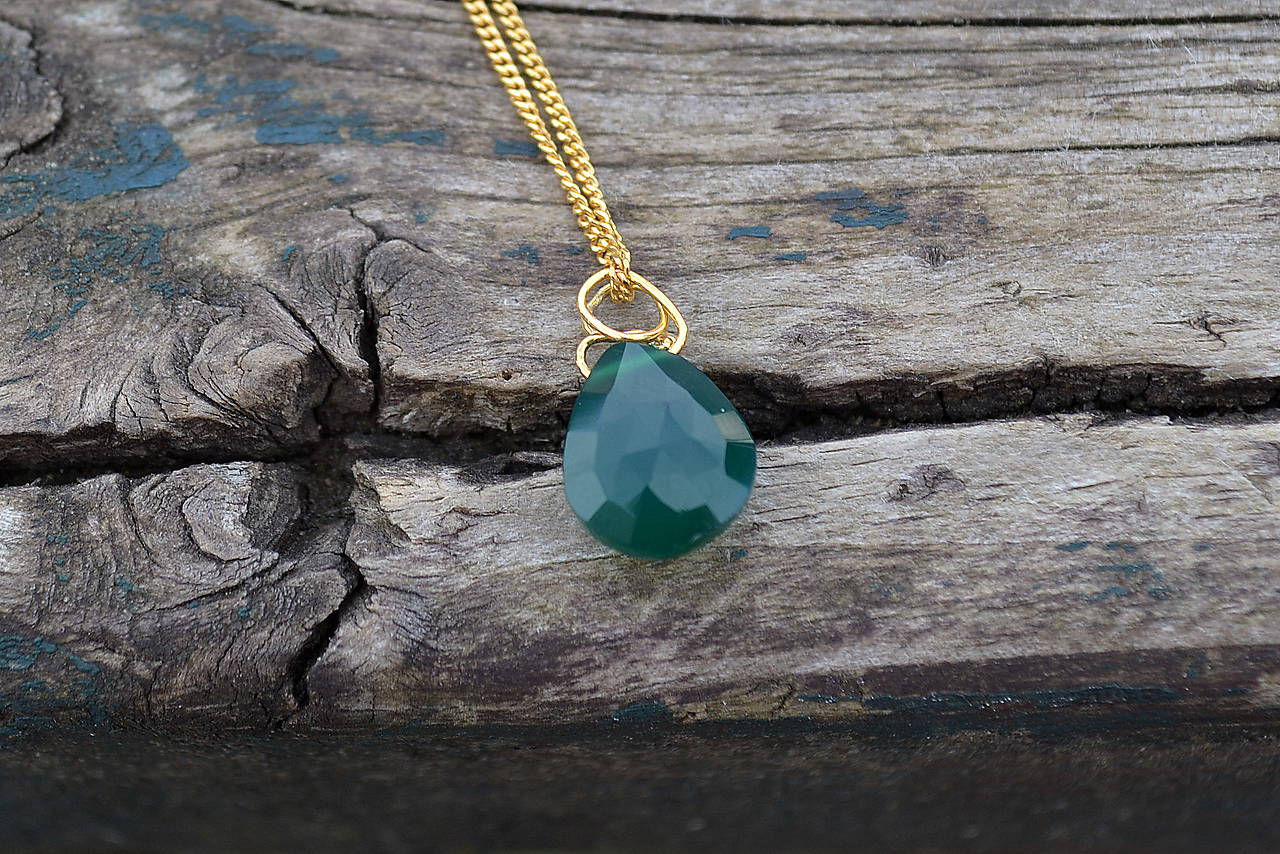 Apatit na pozlátenej retiazke zo striebra