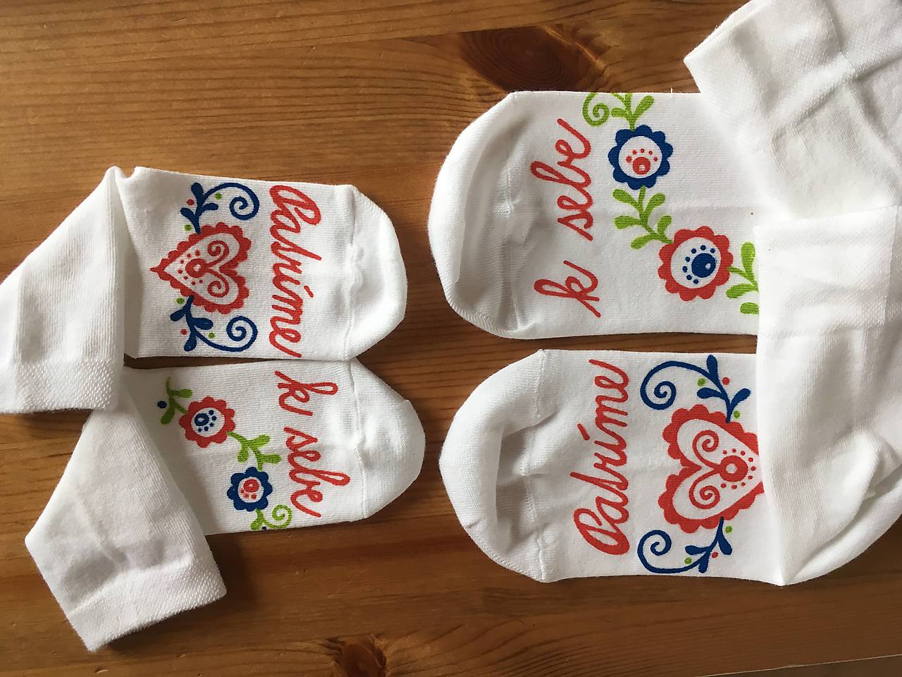 Maľované folk ponožky pre mamku / dcéru s nápisom "Patríme k sebe"
