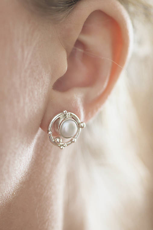 Strieborné napichovacie náušnice s perlami - Bokeh Pearl (Čierna)
