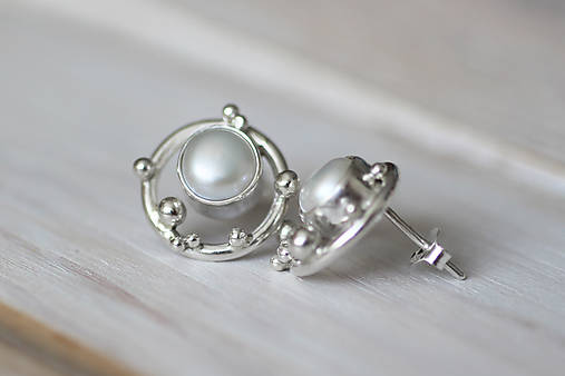 Strieborné napichovacie náušnice s perlami - Bokeh Pearl (Čierna)