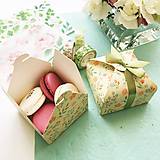 Darčeky pre svadobčanov - papierová škatuľka Letná lúka na darčeky alebo makarónky - 10561343_