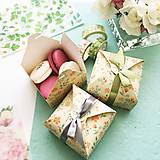 Darčeky pre svadobčanov - papierová škatuľka Letná lúka na darčeky alebo makarónky - 10561349_