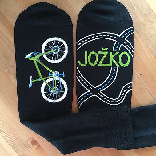 Maľované čierne ponožky s bicyklom a menom (Biela + zelená)