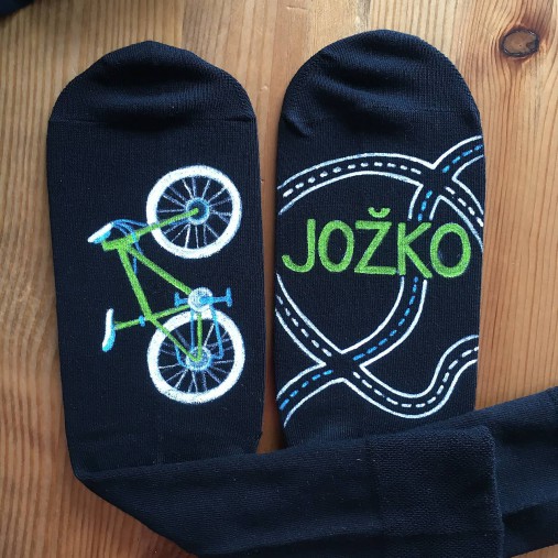 Maľované čierne ponožky s bicyklom a menom (Biela + zelená)