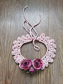 Náhrdelníky - Háčkovaný náhrdelník s kvetmi  (Ružová) - 10572681_