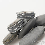 Prstene - Kovaná svadobná obrúčka z nerezové oceli damasteel - Pán vod (tmavý) - 10584008_