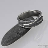 Prstene - Kovaná svadobná obrúčka z nerezové oceli damasteel - Pán vod (tmavý) - 10584012_