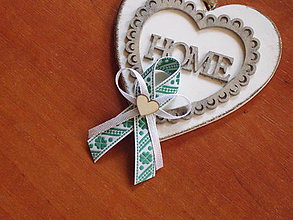Svadobné pierka - Č. 317 Folklórne pierka so sv. zeleným vzorom so srdcom - 10583420_