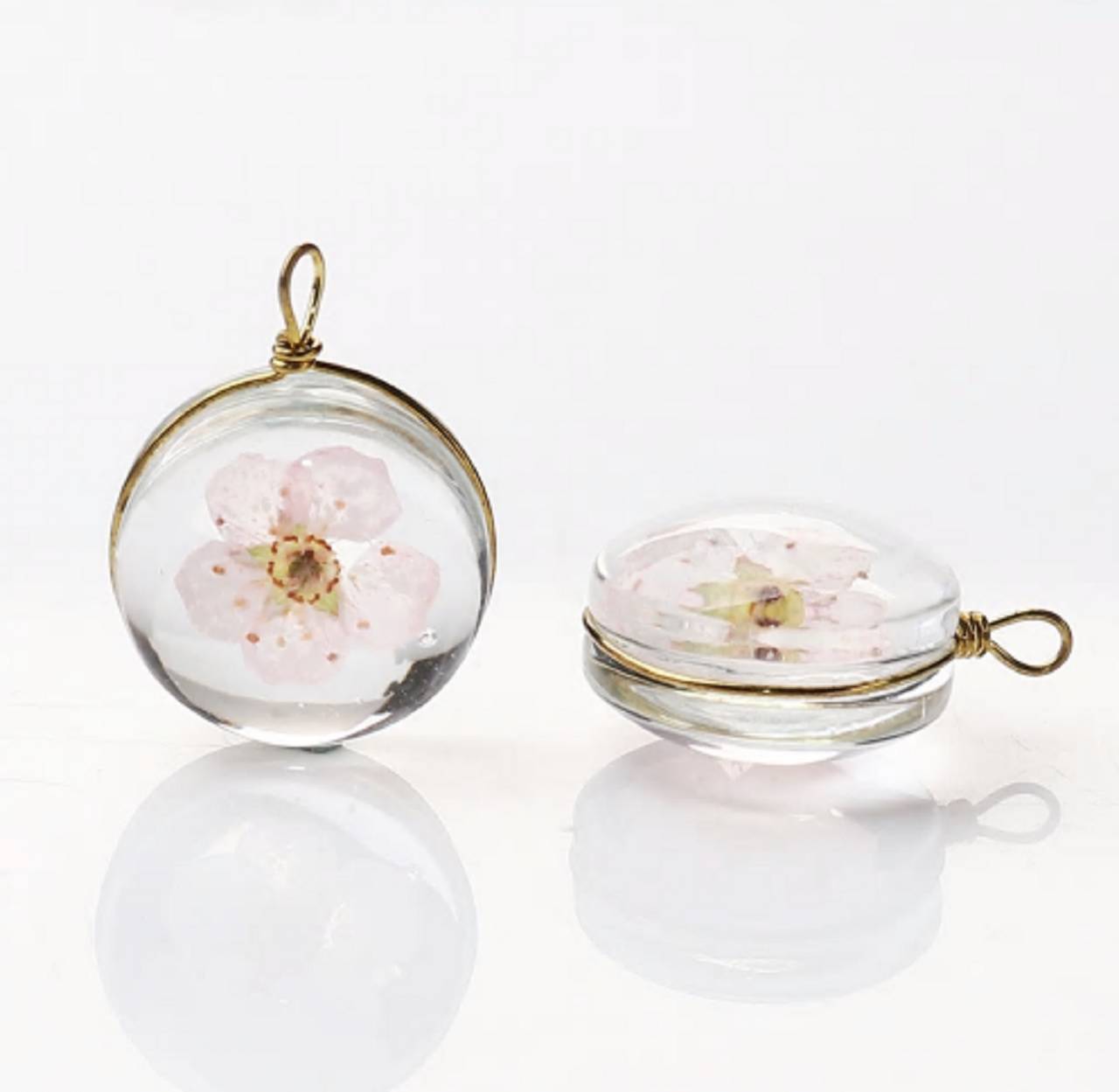 PR108 Prívesok kvietok v sklenenej guličke (Biela)