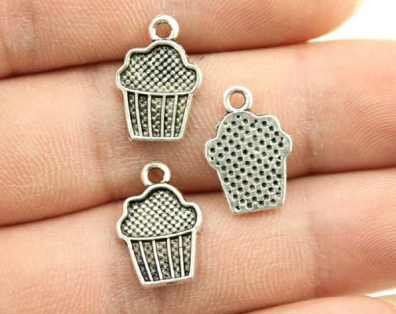 PR130 Prívesok muffin 1,5 x 1,0 cm