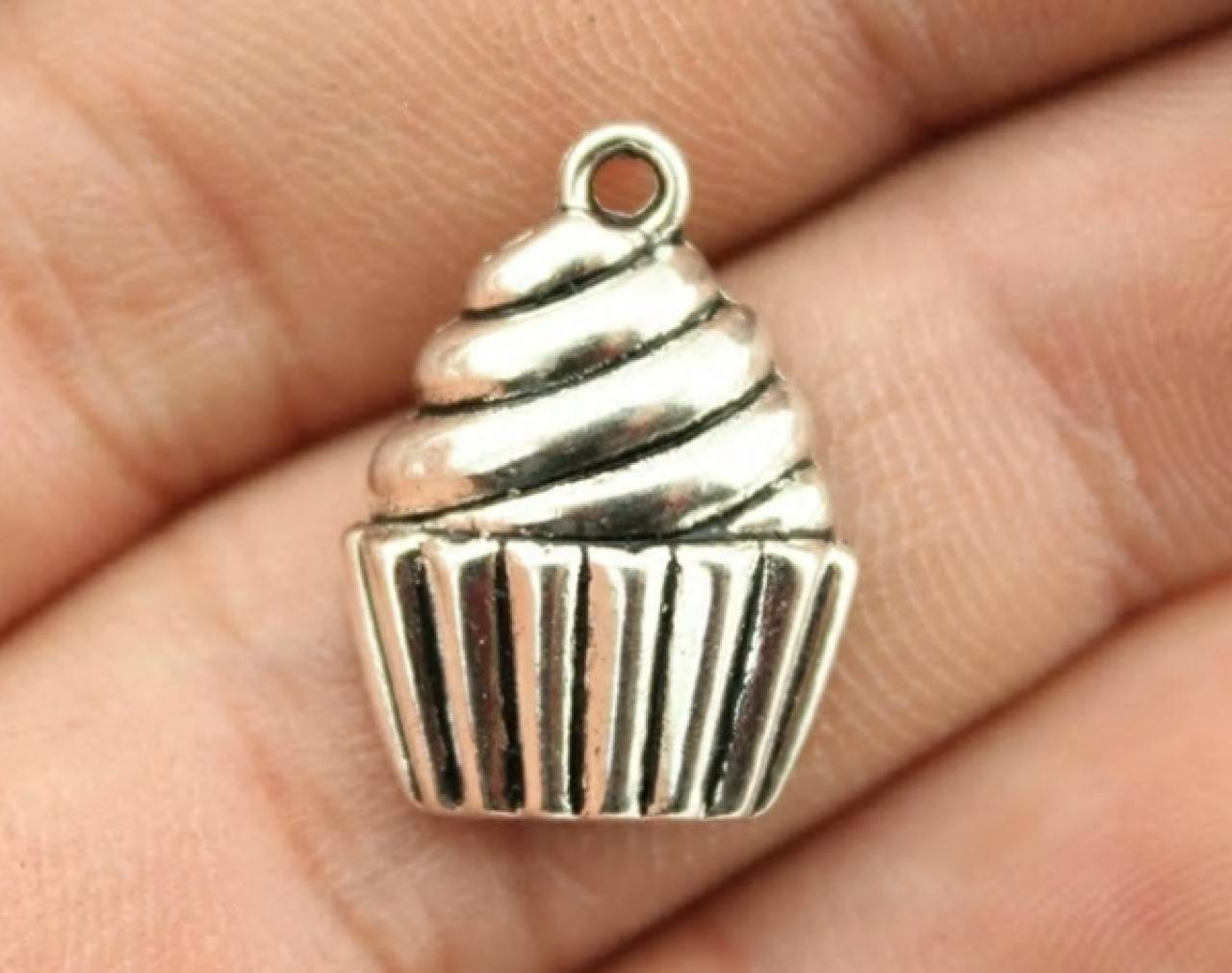 PR133 Prívesok strieborný muffin 2 x 1,5 cm 