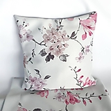Úžitkový textil - dekoračný vankúš magnolie na jemnom sivom - 10598034_