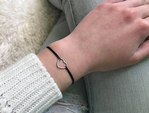 Náramky - Náramok so srdiečkom (Čierna) - 10601641_