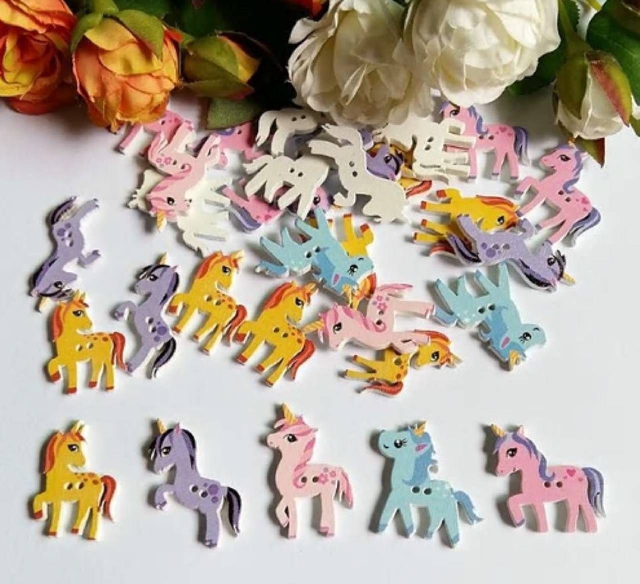 G104 Gombík drevený jednorožec 2,7 x 3 cm