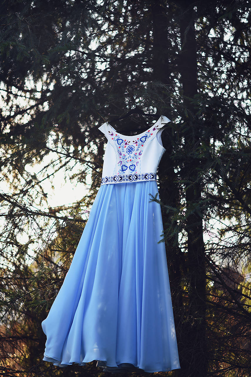 Modré vyšívané šaty