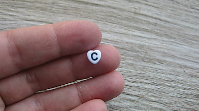 Korálky - Písmenkové korálky srdiečka celá abeceda, 1 ks (písmenko C) - 10603978_
