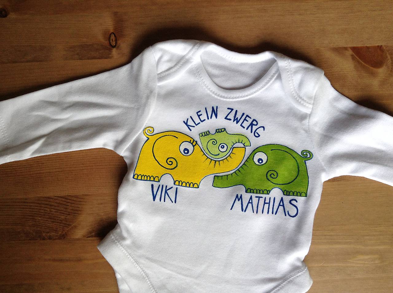 Maľované detské tričko so sloníkmi (Trojsúrodenecký variant s menami na body)