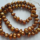 Korálky - Sladkovodné perly-návlek cca 36cm (4-5mm-tm.zlatá) - 10614178_