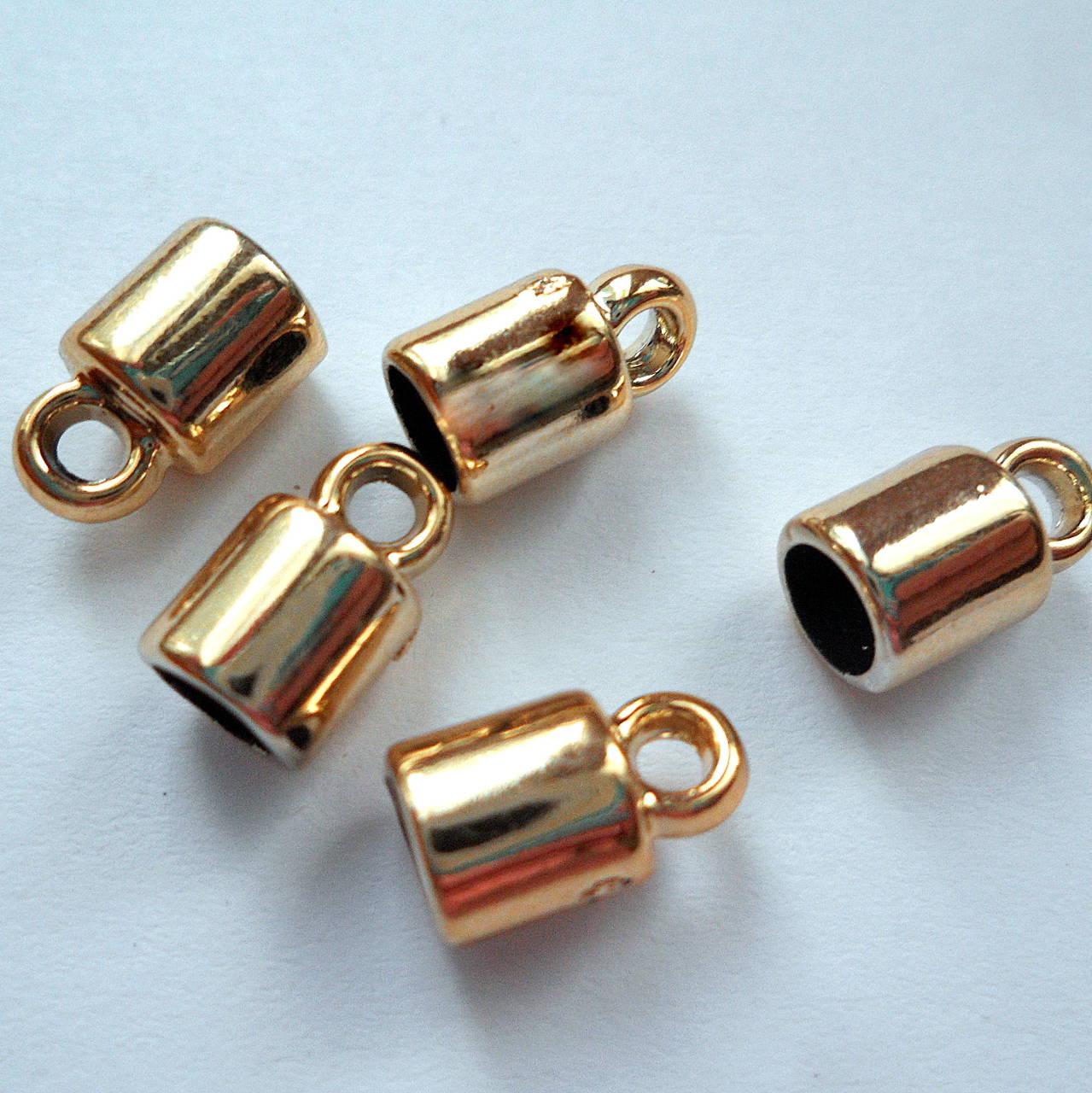 Plastová koncovka-1ks (zlatá, otvor 4 mm)