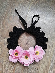 Náhrdelníky - Háčkovaný náhrdelník s kvetmi  (Čierna) - 10613780_