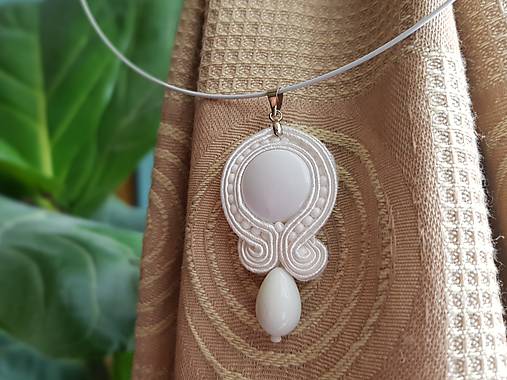 Náhrdelníky - Jemno-biele soutache náhrdelník pre nevestu - 10616498_
