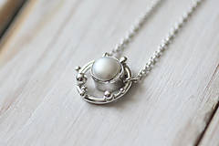 Náhrdelníky - Strieborný náhrdelník s bielou perlou - Bokeh Pearl (Biela) - 10620750_