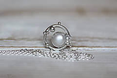 Náhrdelníky - Strieborný náhrdelník s bielou perlou - Bokeh Pearl (Biela) - 10620752_