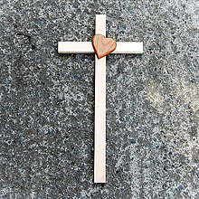 Dekorácie - Jednoduchý Drevený Kríž so Srdcom - 10622589_