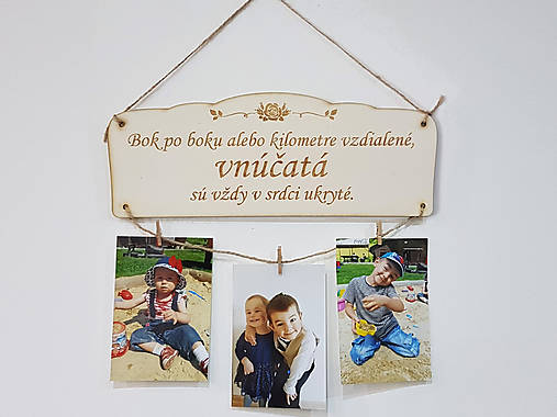 Dekorácie - Drevená tabuľka bok po boku vnúčatá 30x11cm - 10626132_