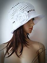Biely háčkovaný klobúk