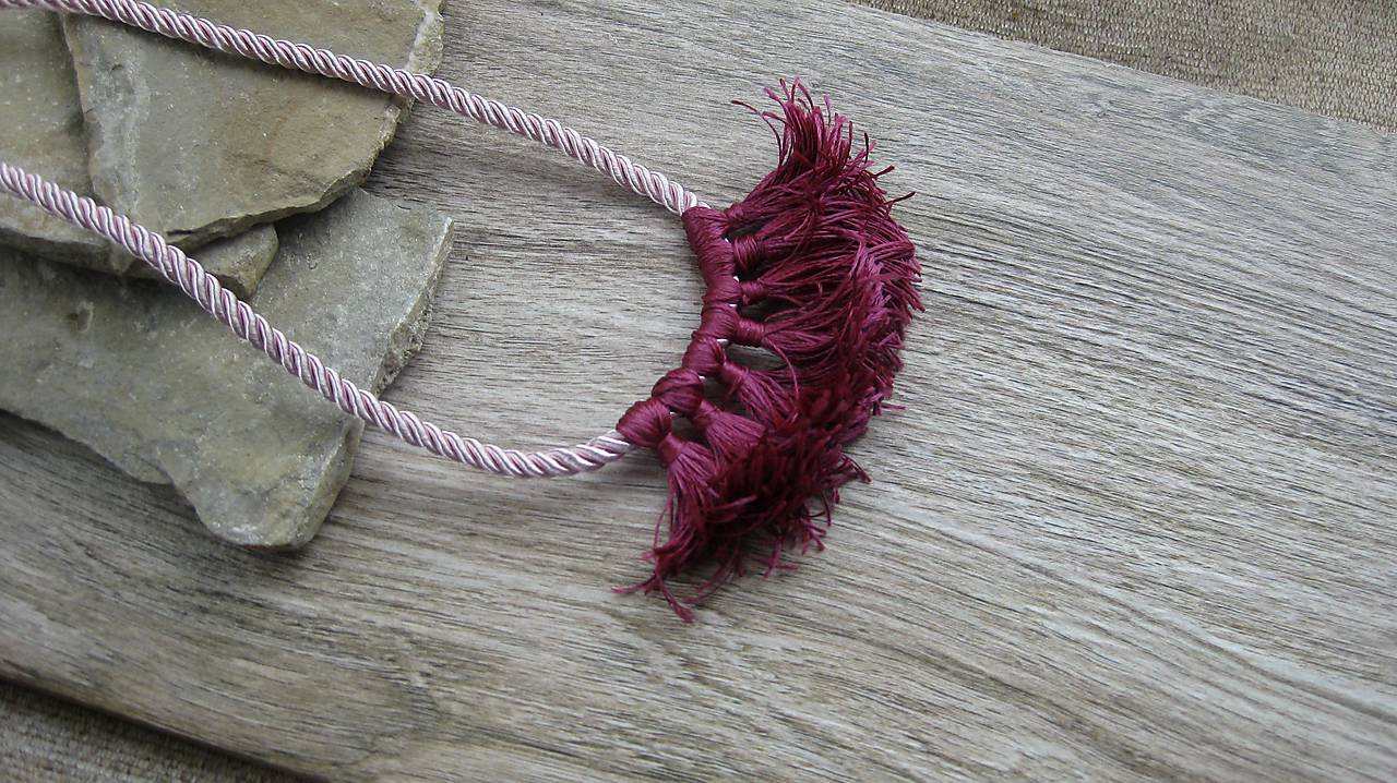 Šnúrový náhrdelník so strapcami, ružová + bordó, č. 2614
