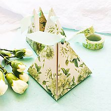 Darčeky pre svadobčanov - pyramídová papierová darčeková škatuľka Biele kvety - 10646197_