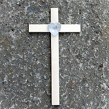 Dekorácie - Malý Drevený Krížik s Krištáľovým Srdcom (Modrá) - 10648386_