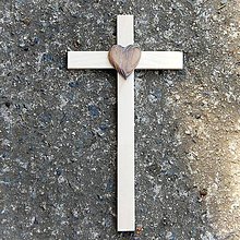 Dekorácie - Malý drevený krížik so srdcom (Hnedá) - 10650268_