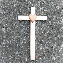 Dekorácie - Malý drevený krížik so srdcom (Meď/Bronz) - 10650269_