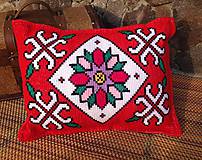 Úžitkový textil - Vyšívaný vankúš Kvietok - 10654638_
