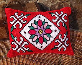 Úžitkový textil - Vyšívaný vankúš Kvietok - 10654638_