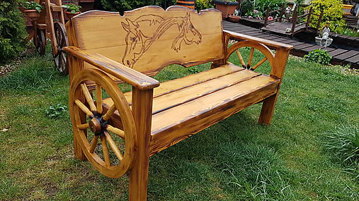 Drevená lavička koníky a kolesa